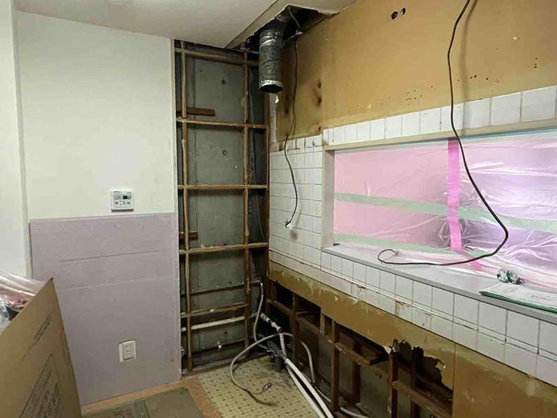 キッチンリフォーム施工中　設備配管を移設｜滋賀でリフォームするなら匠工房
