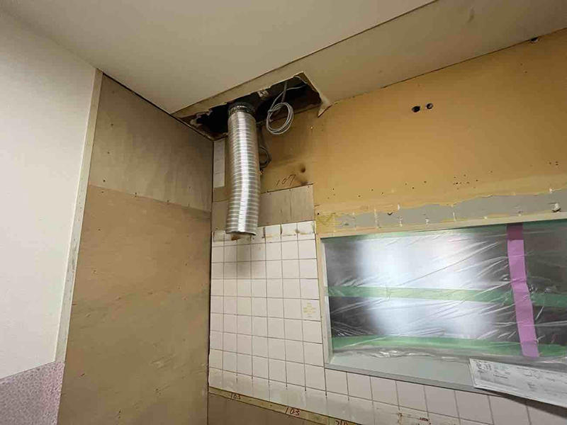 キッチンリフォーム施工中 換気ダクト設置|滋賀でリフォームするなら匠工房