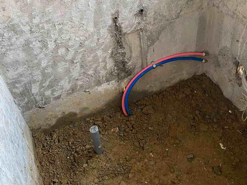 お風呂リフォーム施工中　設備配管移設｜滋賀でリフォームするなら匠工房