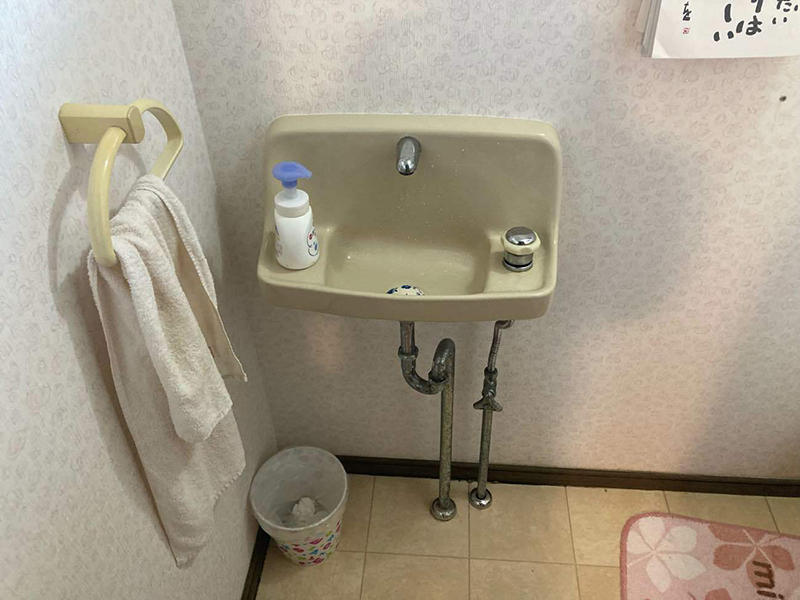 トイレリフォーム施工前 手洗い|滋賀でリフォームするなら匠工房