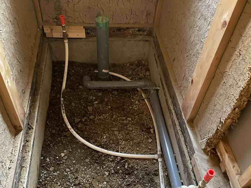 トイレリフォーム施工中　トイレタイル解体｜滋賀でリフォームするなら匠工房