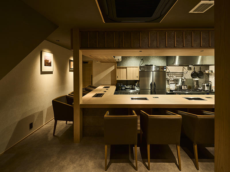 肉料理 川もり様　飲食店　ゆったりと席間をとることで落ち着いて食事ができるカウンター席に｜滋賀や大阪で店舗リフォームなら匠工房