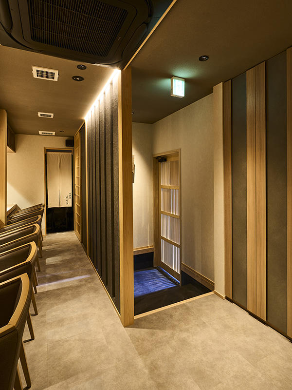 肉料理 川もり様　飲食店　玄関建具の格子デザインを壁で組み換え、あえてクランクして店内に誘導することで奥ゆかしさを引き立てます｜滋賀や大阪で店舗リフォームなら匠工房