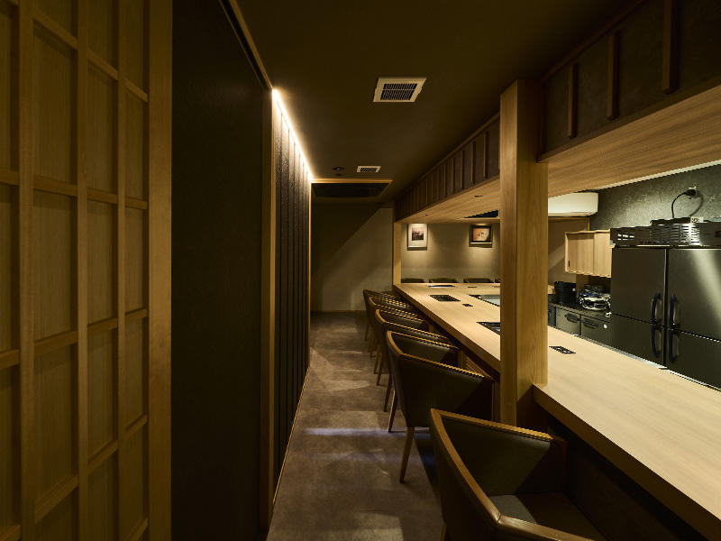 肉料理 川もり様　飲食店　オープンなカウンター席も、見える奥行きを意識してデザインしました｜滋賀や大阪で店舗リフォームなら匠工房