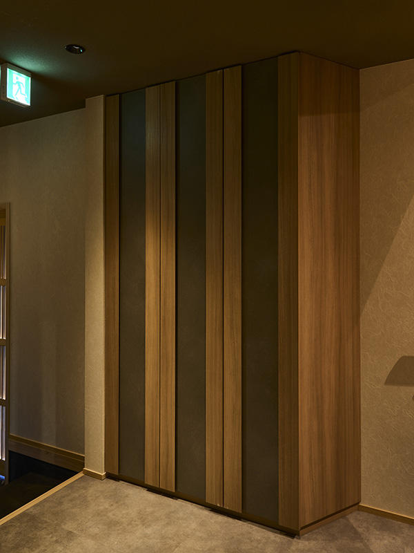 肉料理 川もり様　飲食店　クロークは２つの素材を使って、動きを持たせています｜滋賀や大阪で店舗リフォームなら匠工房