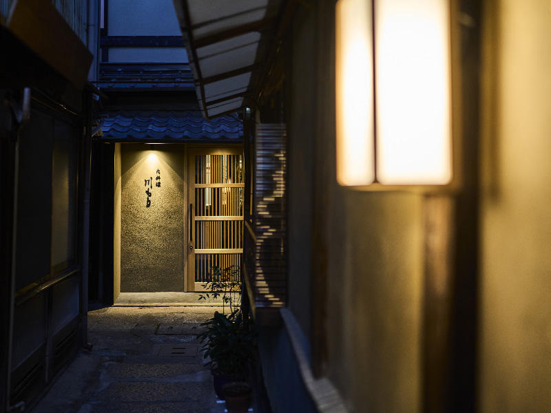 肉料理 川もり様　飲食店　立地を生かして、等間隔に照明を設置することで、より奥ゆかしさを感じる演出をしています｜滋賀や大阪で店舗リフォームなら匠工房