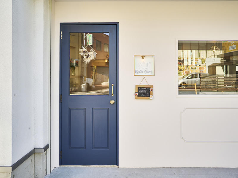 まいにちおやつ Petit Ours様　カフェ　オーナー様お気に入りの扉<br>職人さんと一緒に、オーナー様も塗装して頂きました｜滋賀や大阪で店舗リフォームなら匠工房