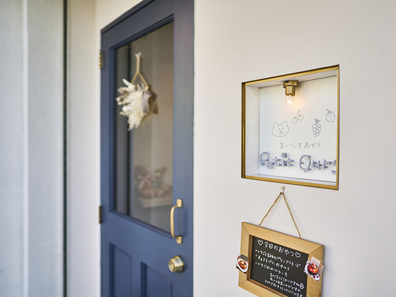 まいにちおやつ Petit Ours様　カフェ　可愛いロゴマークを活かして「やさしい」色使いにしました｜滋賀や大阪で店舗リフォームなら匠工房