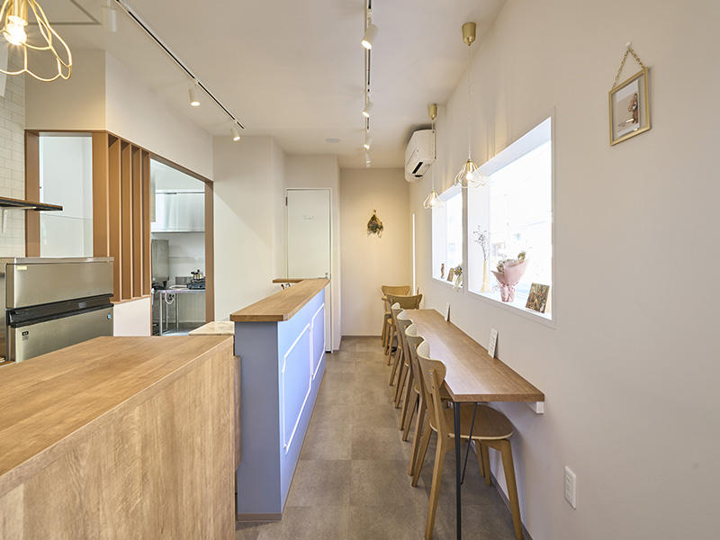 まいにちおやつ Petit Ours様　カフェ　水色のカウンターをアクセントに、ナチュラルで明るい空間に仕上げました｜滋賀や大阪で店舗リフォームなら匠工房