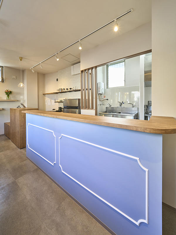 まいにちおやつ Petit Ours様　カフェ　サンメントの角をアールにして、柔らかい印象にしました｜滋賀や大阪で店舗リフォームなら匠工房