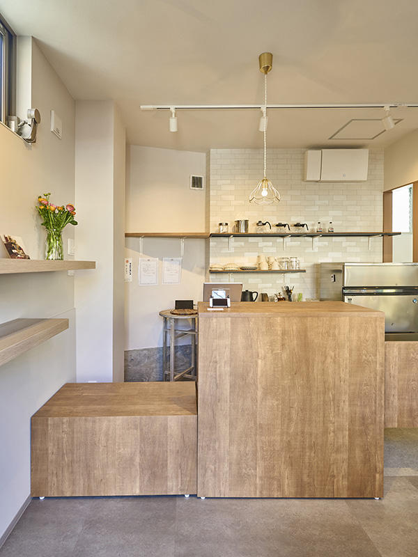 まいにちおやつ Petit Ours様　カフェ　レジ台・スイングドアも一体感がでるように同じ仕上げにしました｜滋賀や大阪で店舗リフォームなら匠工房