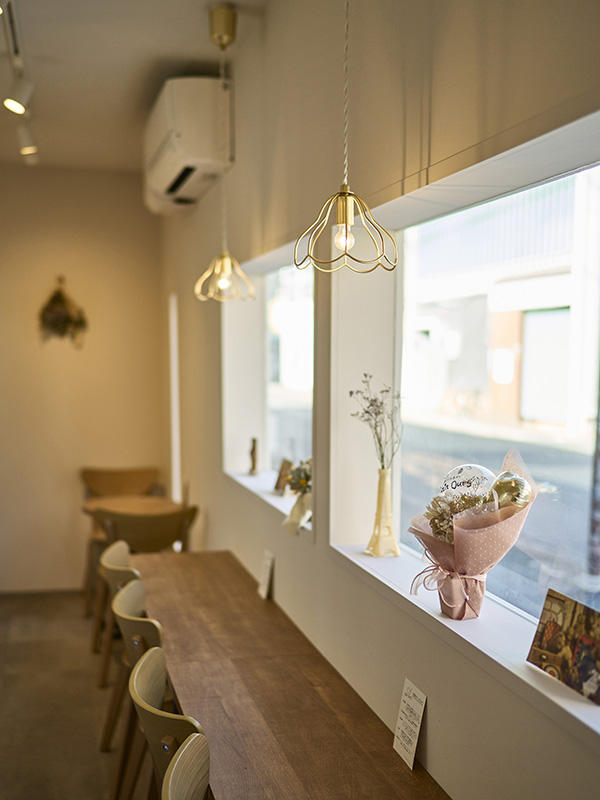 まいにちおやつ Petit Ours様　カフェ　ペンダントが外からもちらっとみえる高さに設置｜滋賀や大阪で店舗リフォームなら匠工房