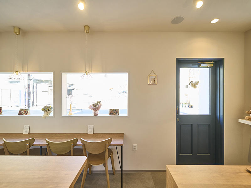 まいにちおやつ Petit Ours様　カフェ　店内の動線を考えて、小さめの椅子を選定しました｜滋賀や大阪で店舗リフォームなら匠工房