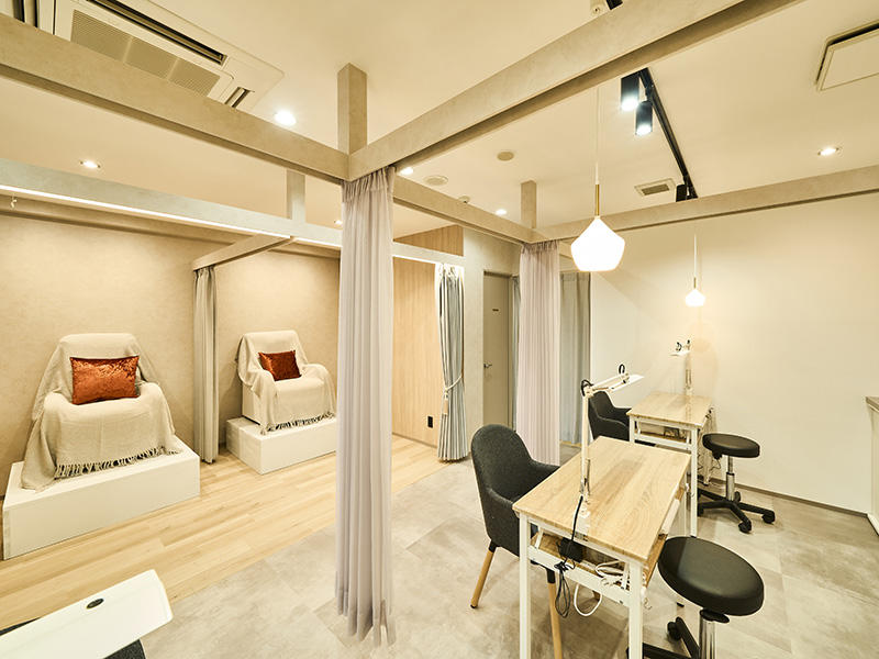 nail salon angot.様　ネイル　カーテンを開け、オープンな空間にすることも可能｜滋賀や大阪で店舗リフォームなら匠工房