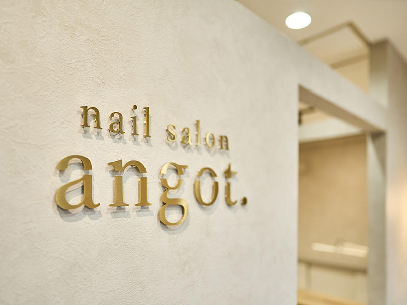 nail salon angot.様　ネイル　ゴールドのサインはお客様のこだわり。背景の素材感やドライフラワーなどのインテリアとも相性抜群です｜滋賀や大阪で店舗リフォームなら匠工房