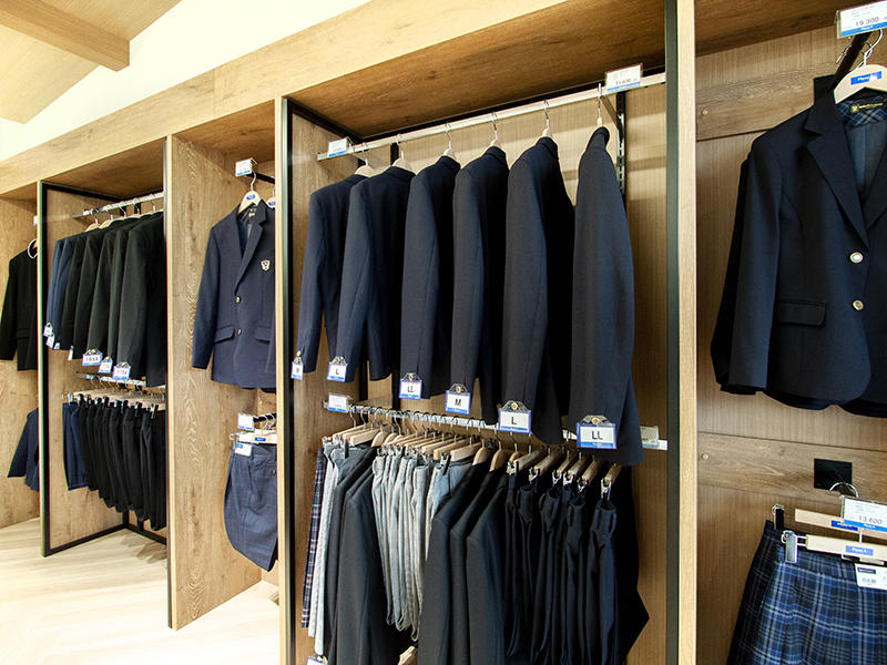 School Shop Plaza A様 制服 3校の制服をシーン別に展示できるように正面展示ができるエリアを3カ所設けています|滋賀や大阪で店舗リフォームなら匠工房