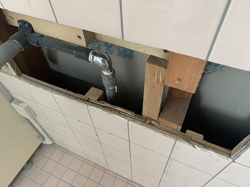 トイレリフォーム施工中　タイルを外し、給水管を設置｜滋賀でリフォームするなら匠工房