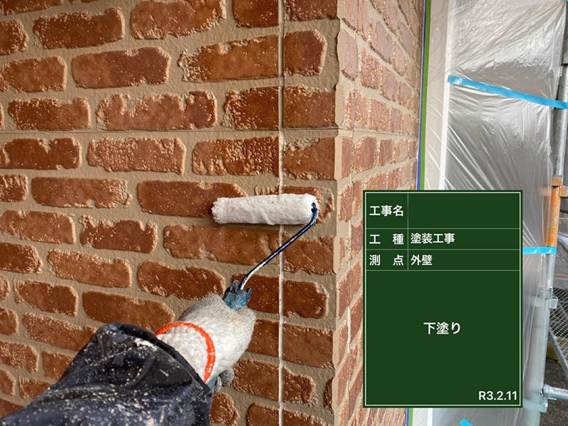 外壁塗装・屋根塗装リフォーム施工中　外壁　下塗り　ガイソー　カチオンシーラー｜滋賀でリフォームするなら匠工房