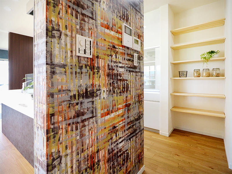 フォーセンス新築完成　キッチン横アクセントクロス｜滋賀で家を建てるなら匠工房