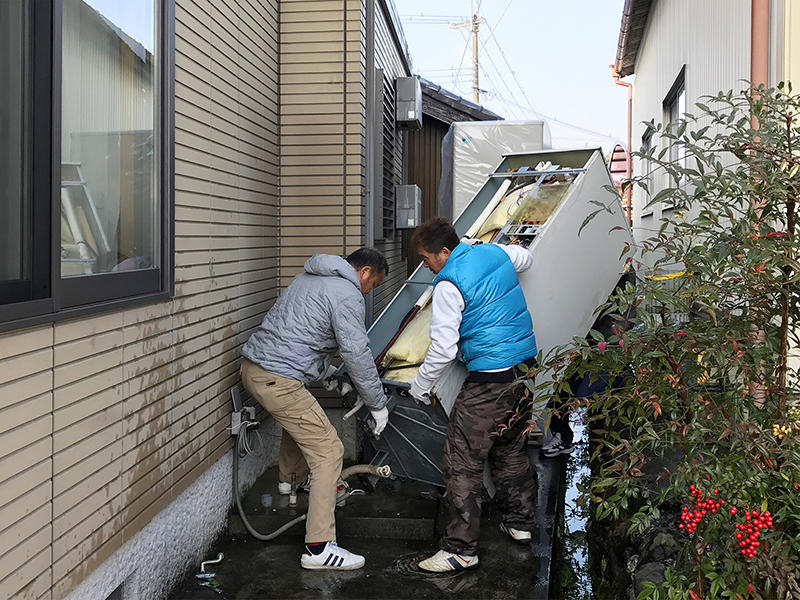 既存電気温水器を撤去していきます!.jpg