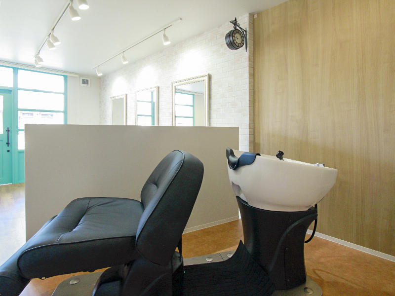 cut&color Shine様　シャンプースペースは、空間面積を確保する為に斜め置きとして配置｜滋賀や京都で店舗リフォームなら匠工房