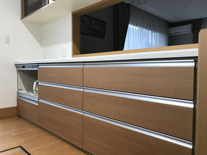 キッチンリフォーム完成　吊り戸と似ている柄をチョイス｜滋賀でリフォームするなら匠工房