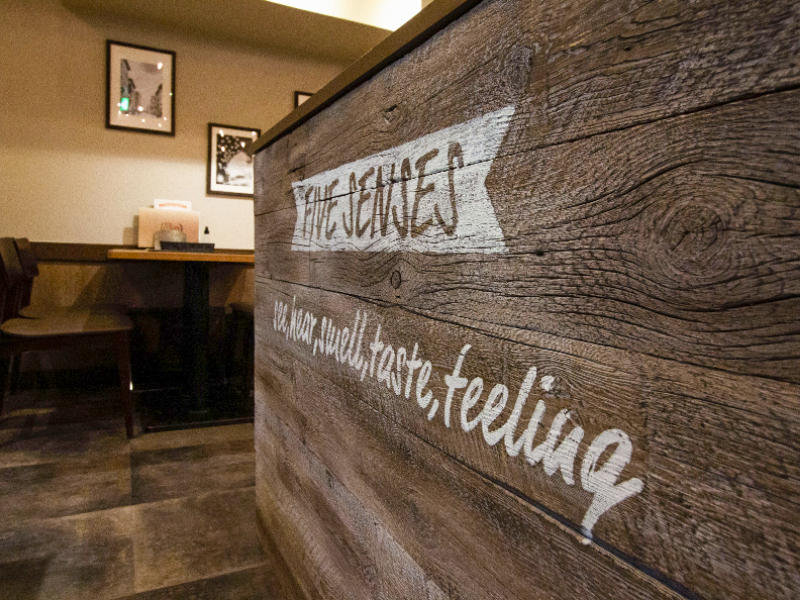 大阪府大阪市 梅田ワイン酒場 バルミチェ様 飲食店 不燃古木を使い、ダメージ塗装と手書きサインで仕上げました|滋賀や大阪で店舗リフォームなら匠工房