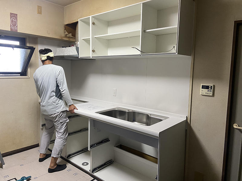 キッチンリフォーム施工中　キッチンを組立｜滋賀でリフォームするなら匠工房