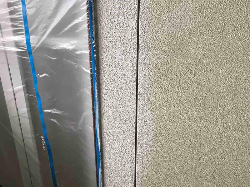 お風呂を置いた後、脱衣場の壁を塗装します。下塗りをして、既存の壁の柄に似せています.jpg