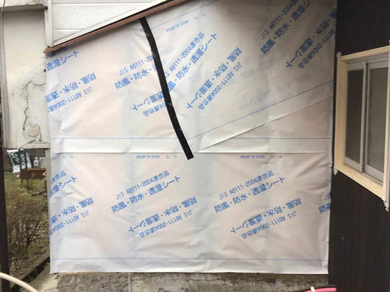 外壁の防水シートを貼ります