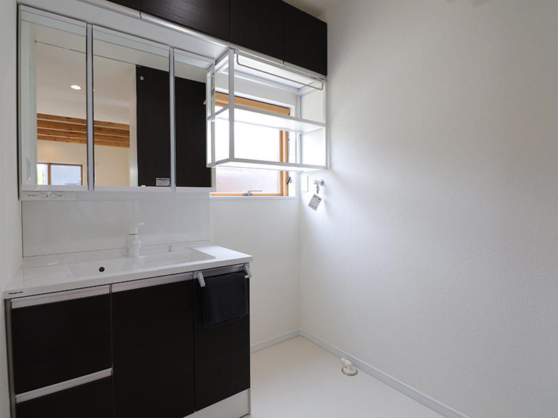洗面脱衣室は収納もたっぷり