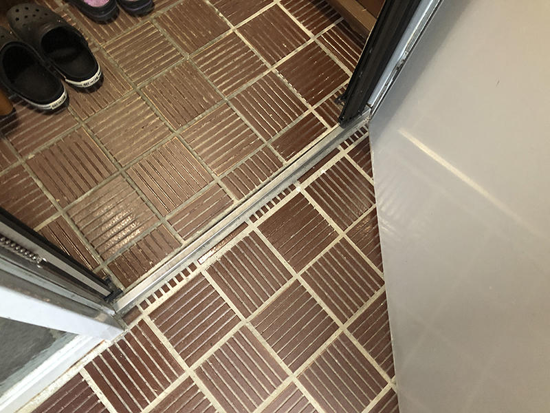 玄関ドアリフォーム施工前　見切り｜滋賀でリフォームするなら匠工房