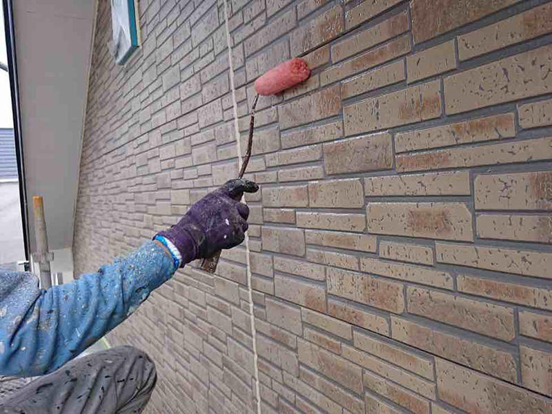 外壁リフォーム施工中　外壁下塗り塗装｜滋賀でリフォームするなら匠工房