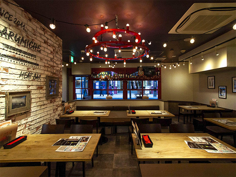 大阪府大阪市 梅田ワイン酒場 バルミチェ様 飲食店 「カーニバル」のアイコンとなる真っ赤なシャンデリアを中心に設置し、ストリングライトで賑やかさを演出|滋賀や大阪で店舗リフォームなら匠工房