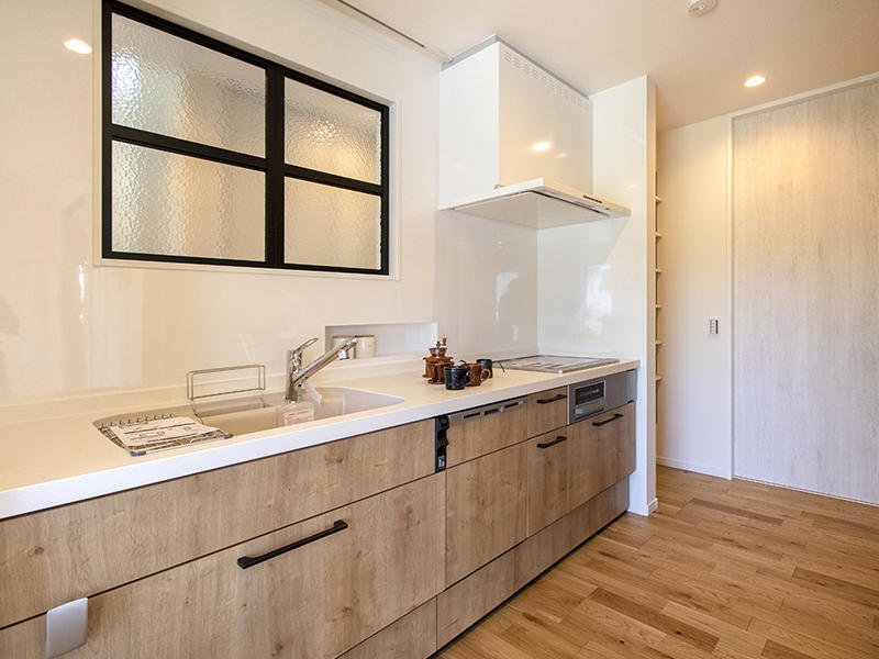 新築注文住宅完成　システムキッチン　デコマドがアクセント｜滋賀で家を建てるなら匠工房