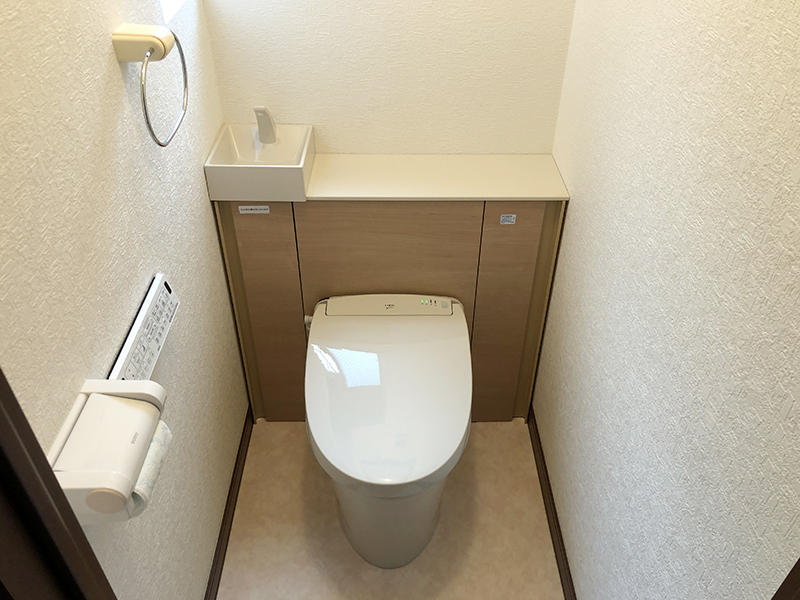 トイレリフォーム完成　タンクの後ろに収納があるので、手の届きにくいトイレ裏の掃除をしなくても大丈夫です｜滋賀でリフォームするなら匠工房