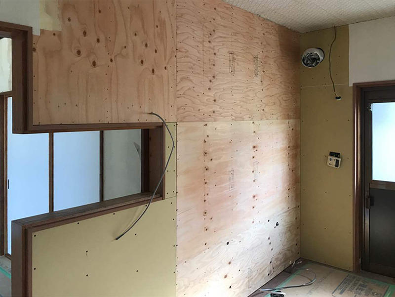 タイルをはがしたあとは、壁がガタガタなのでベニヤ板や石膏ボードを貼っています.jpg