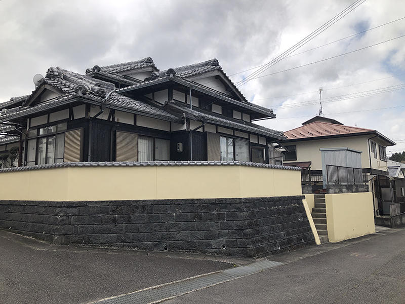 外塀・焼き板塗装リフォーム完成　明るいクリーム色に｜滋賀でリフォームするなら匠工房