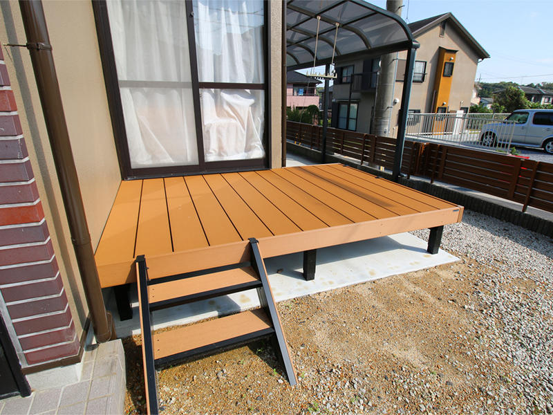 メンテナンスフリーの樹脂+木材のウッドデッキ.jpg