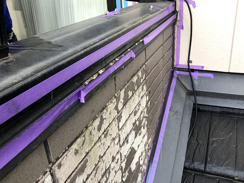 コーキングを打つ箇所を養生していきます