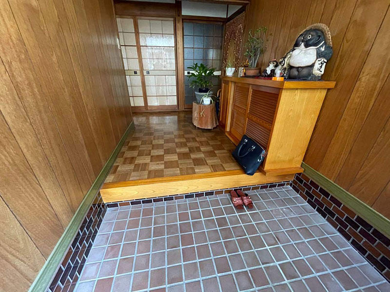 フローリングリフォーム施工前　玄関｜滋賀でリフォームするなら匠工房