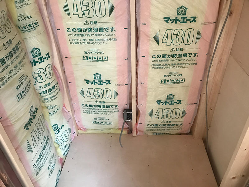 内部はしっかりと断熱材をいれていきます.JPEG