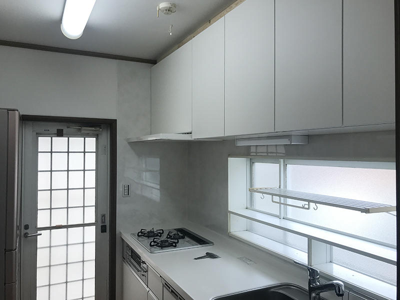 白いシステムキッチン