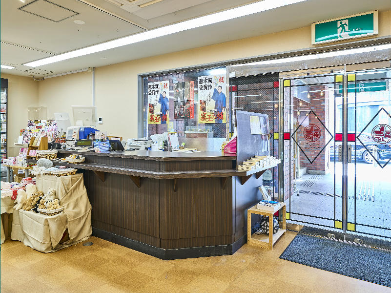 きのしたブックセンター様 レジカウンターは既存の形を活かして、新たな木目調にリニューアル|滋賀や大阪で店舗リフォームなら匠工房