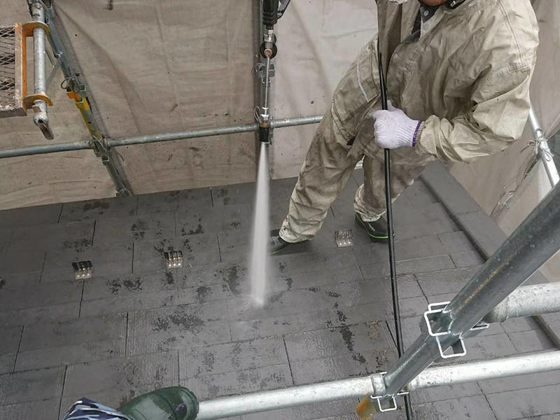 屋根を高圧洗浄