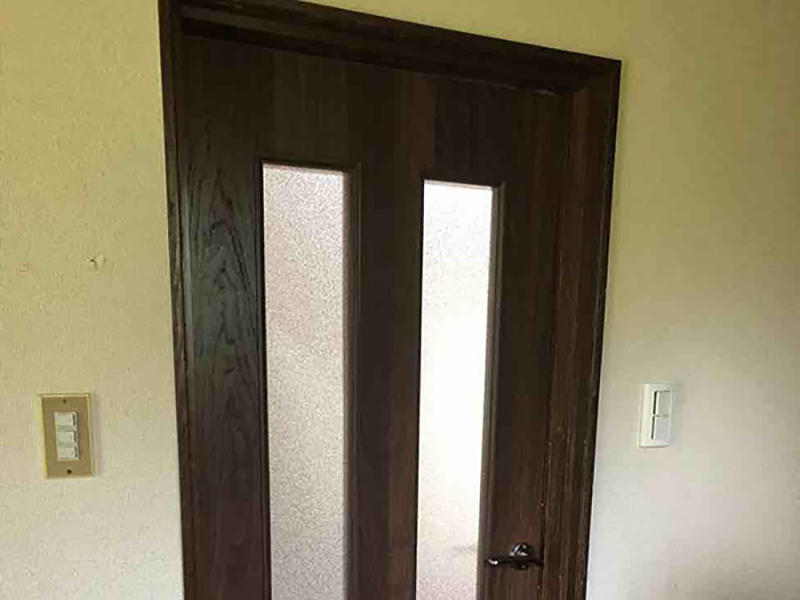 リビングの扉を今の枠に合うように造作しています