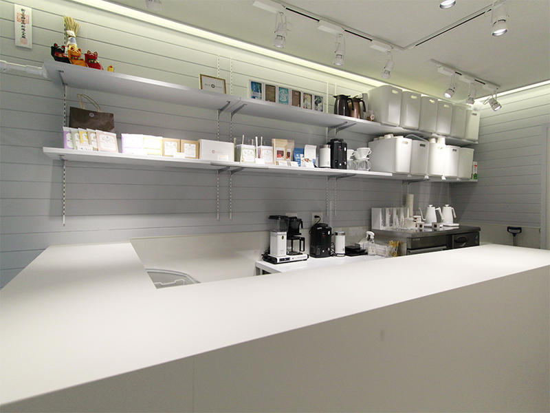CRAFT COFFEE & GELATO KUNZUDO様カフェ　商品が一番目立つように他の色はあえて入れない空間にしました｜滋賀や京都で店舗リフォームなら匠工房
