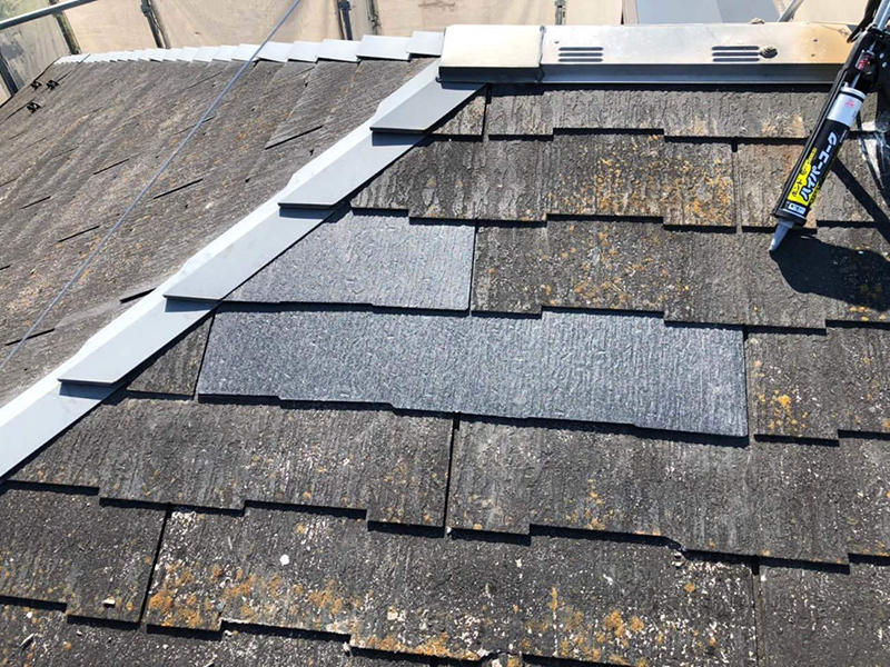 屋根リフォーム施工中 屋根材を差し替えます|滋賀でリフォームするなら匠工房