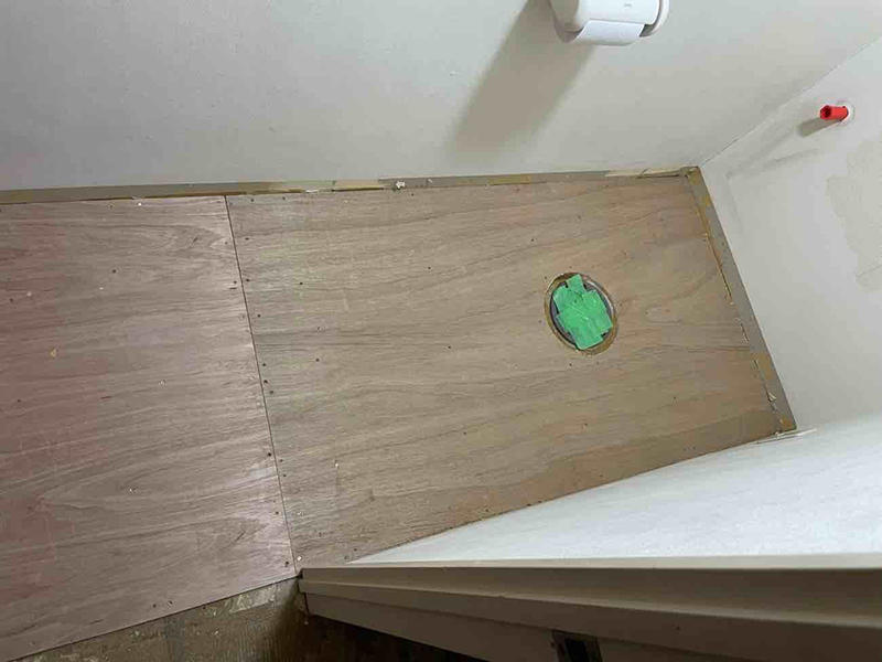 トイレリフォーム施工中　トイレを撤去｜滋賀でリフォームするなら匠工房