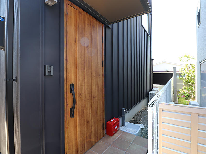 ゼロキューブ完成　木目の玄関ドア｜滋賀で家を建てるなら匠工房